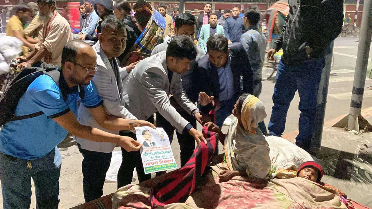 কম্বল বিতরণ করছেন ছাত্রদলের নেতারা। ছবি : কালবেলা