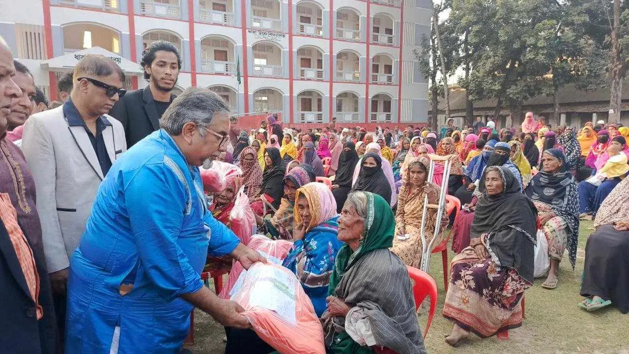 শীতবস্ত্র বিতরণ করছেন বিএনপির যুগ্ম মহাসচিব সৈয়দ এমরান সালেহ প্রিন্স। ছবি : কালবেলা