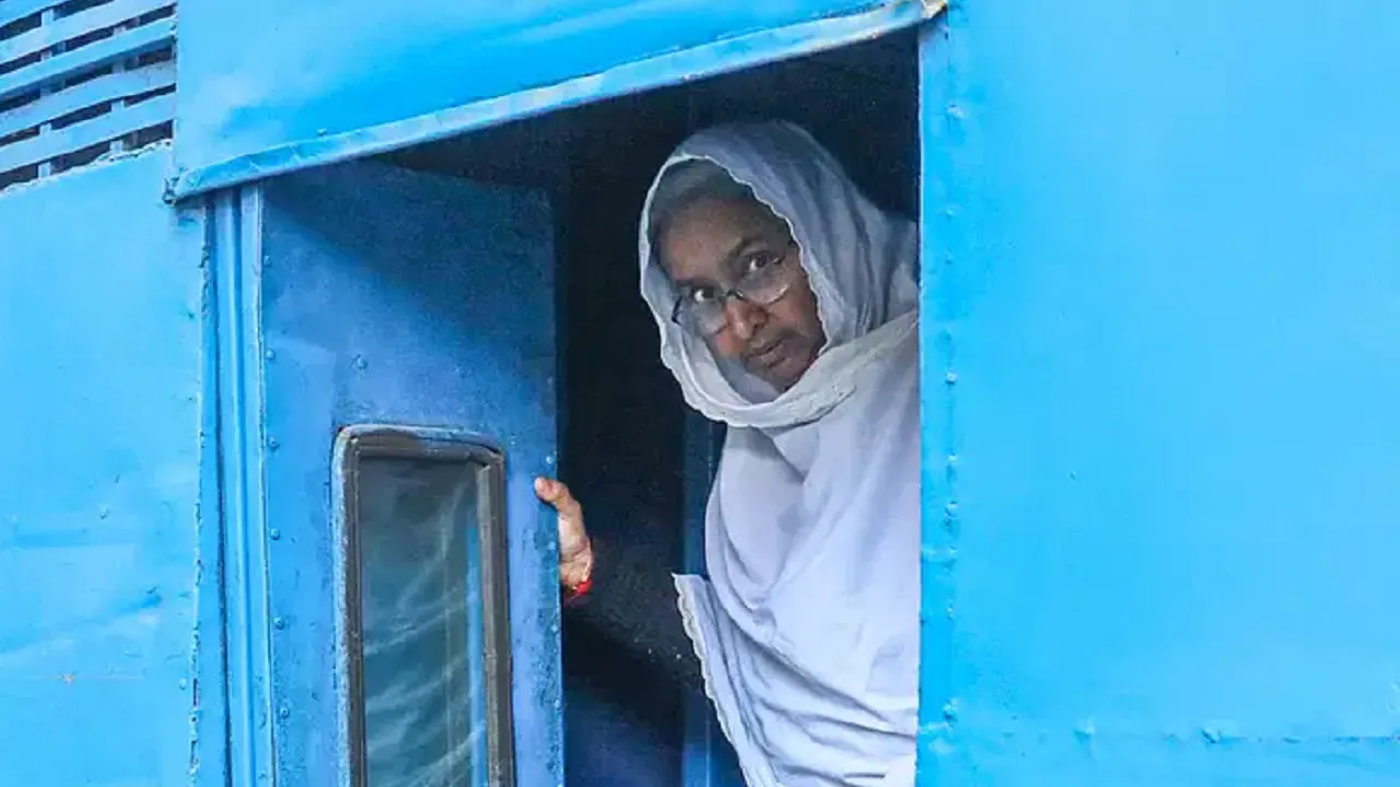 সোমবার ঢাকার আদালতে হাজির করা হয় সাবেক শিক্ষামন্ত্রী দীপু মনিকে। ছবি : সংগৃহীত