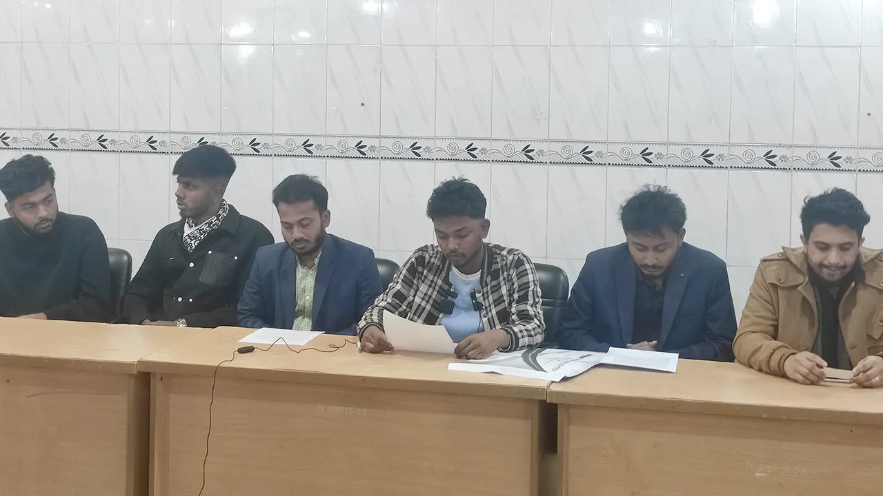 টাঙ্গাইলে সংবাদ সম্মেলনে বৈষম্যবিরোধী ছাত্র আন্দোলনের নেতারা। ছবি : কালবেলা