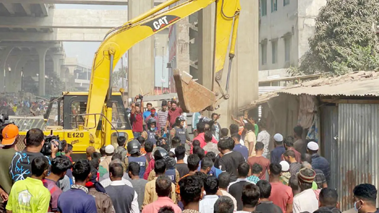 তেজগাঁওয়ে উচ্ছেদ অভিযান চালায় রেলওয়ে কর্তৃপক্ষ। ছবি : সংগৃহীত