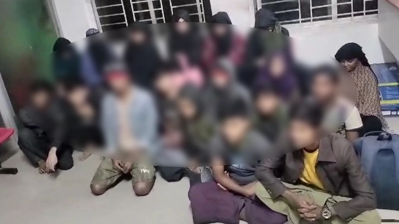 সাগরপথে অবৈধভাবে মালয়েশিয়ায় পাচারকালে বাংলাদেশিসহ ১৯ রোহিঙ্গাকে উদ্ধার করেছে পুলিশ। ছবি : কালবেলা
