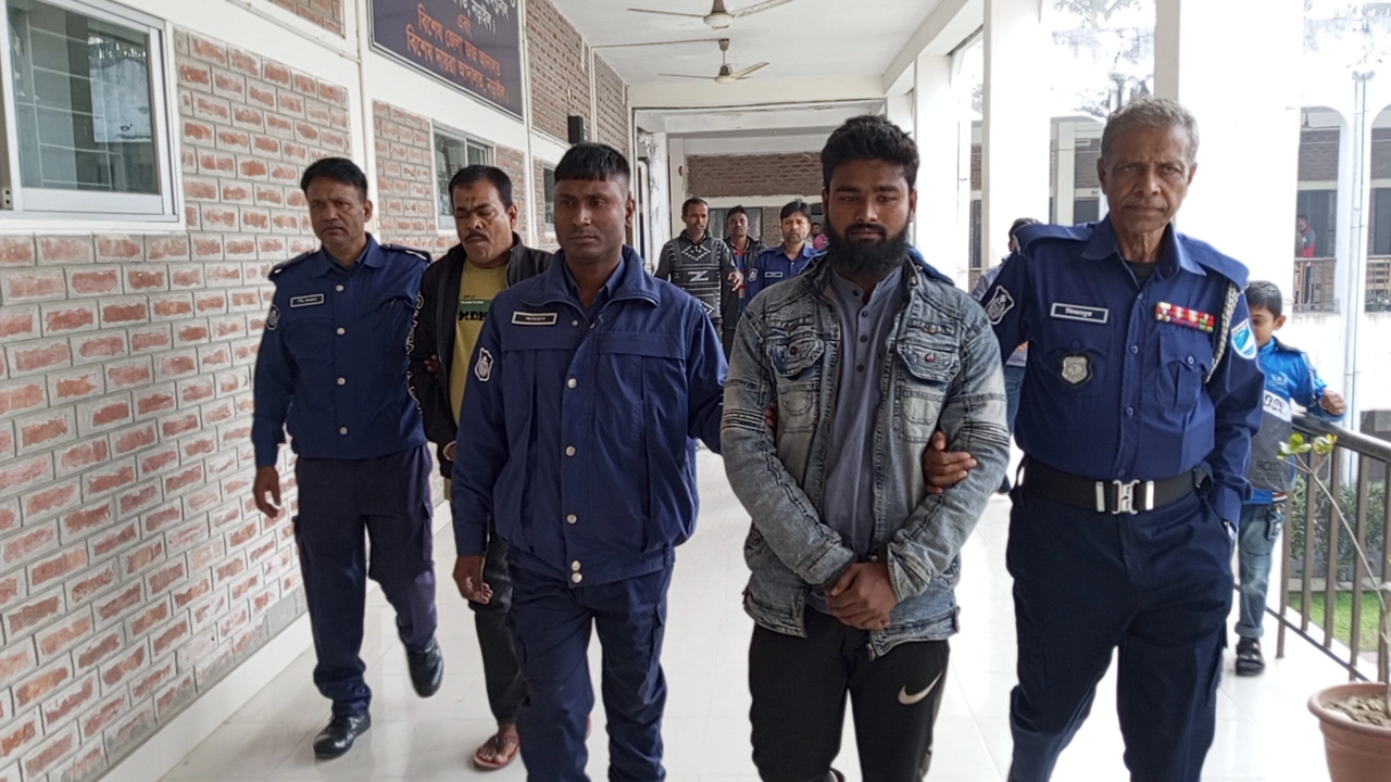 হত্যা মামলায় যাবজ্জীবন কারাদণ্ডপ্রাপ্ত আসামিদের নিয়ে যাচ্ছে পুলিশ। ছবি : কালবেলা