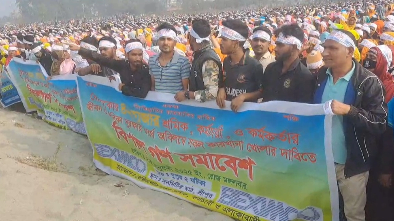 গণসমাবেশে বেক্সিমকো ইন্ডাস্ট্রিয়াল পার্কের বন্ধ হওয়া বিভিন্ন কারখানার শ্রমিকরা। ছবি : কালবেলা