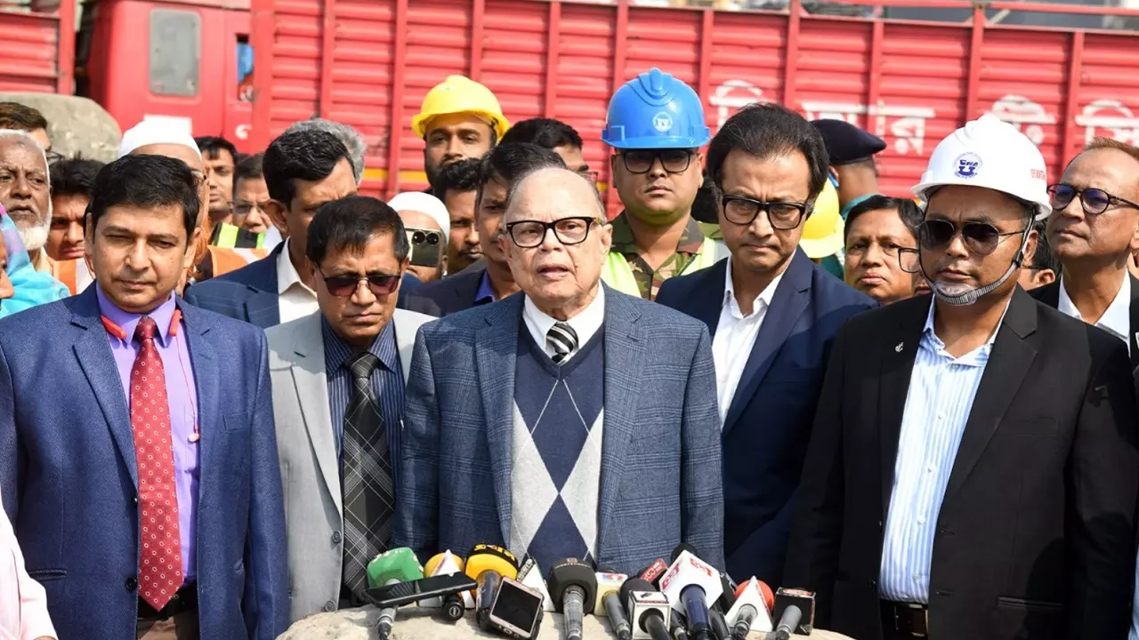 চট্টগ্রাম বন্দরে চাল খালস কার্যক্রম পরিদর্শন শেষে খাদ্য উপদেষ্টা আলী ইমাম মজুমদার। ছবি : সংগৃহীত