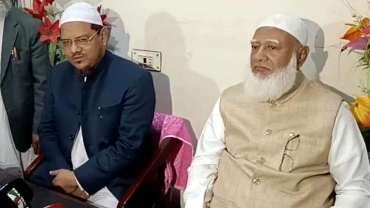 চরমোনাই পীর মুফতি সৈয়দ মুহাম্মাদ রেজাউল করীমের সঙ্গে সৌজন্য সাক্ষাৎ করেছেন জামায়াতে ইসলামীর আমির ডা. শফিকুর রহমান। ছবি : সংগৃহীত
