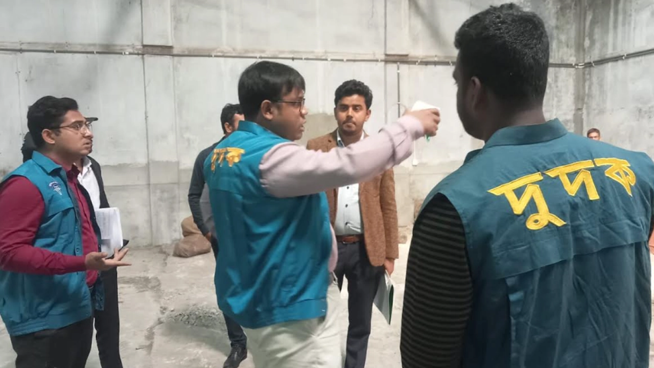 খুলনায় পানি উন্নয়ন বোর্ডের ওয়ার্কশপে অভিযান চালিয়েছে দুদক। ছবি : কালবেলা