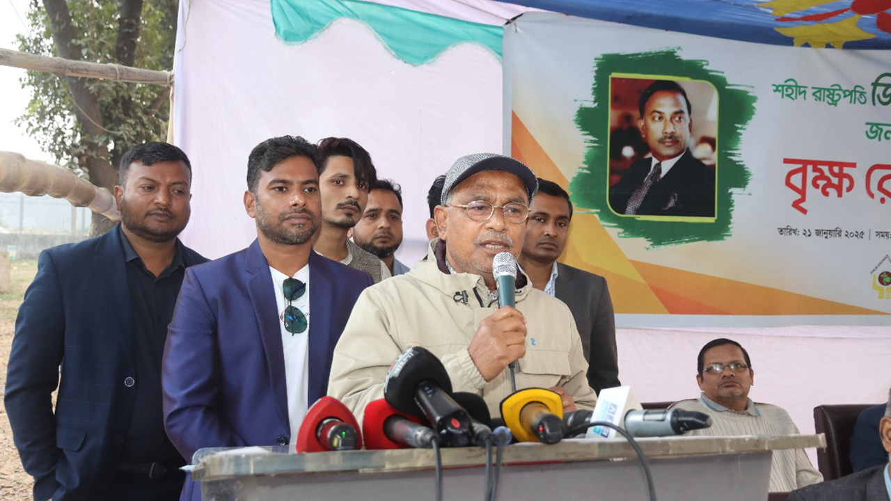 শেরেবাংলা কৃষি বিশ্ববিদ্যালয়ে জিয়াউর রহমানের ৮৯তম জন্মবার্ষিকী উপলক্ষে আলোচনা সভায় বক্তব্য দেন মোয়াজ্জেম হোসেন আলাল। ছবি : কালবেলা
