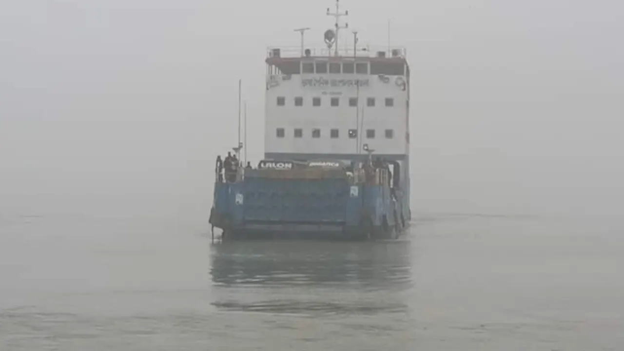 দৌলতদিয়া-পাটুরিয়া নৌরুটে ফেরি চলাচল বন্ধ। ছবি : কালবেলা