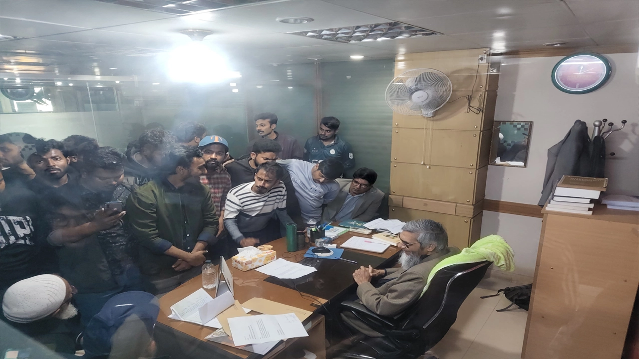 শিক্ষার্থীদের আন্দোলনের মুখে পদত্যাগপত্রে স্বাক্ষর করেন অধ্যাপক এটিএম জহির উদ্দীন। ছবি : কালবেলা
