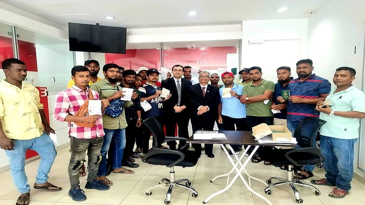 প্রবাসীর কাছে সরাসরি পাসপোর্ট হস্তান্তর। ছবি : কালবেলা