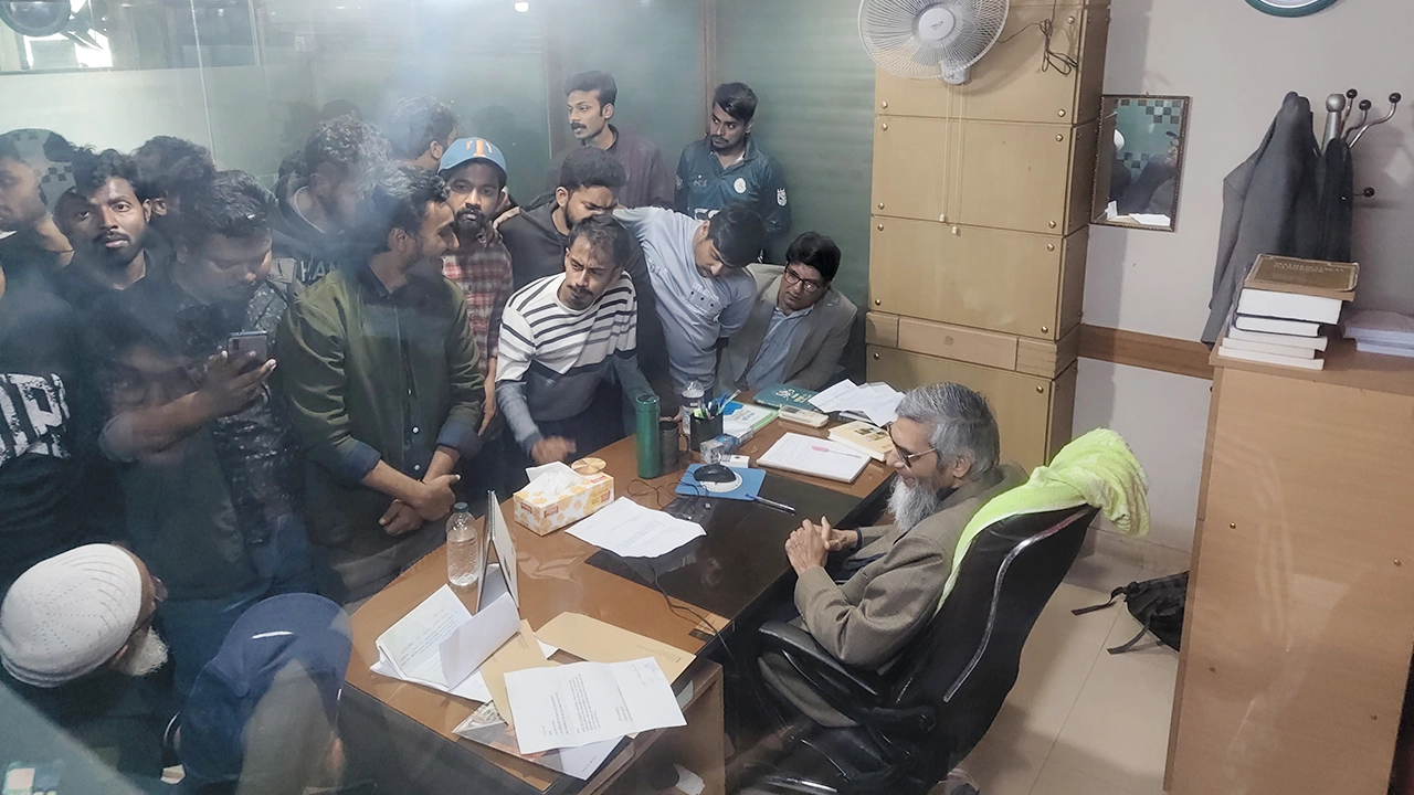 এনইউবিটি’র অধ্যাপক এটিএম জহির উদ্দীনের পদত্যাগের দাবিতে শিক্ষার্থীরা আন্দোলন করেন। ছবি : কালবেলা