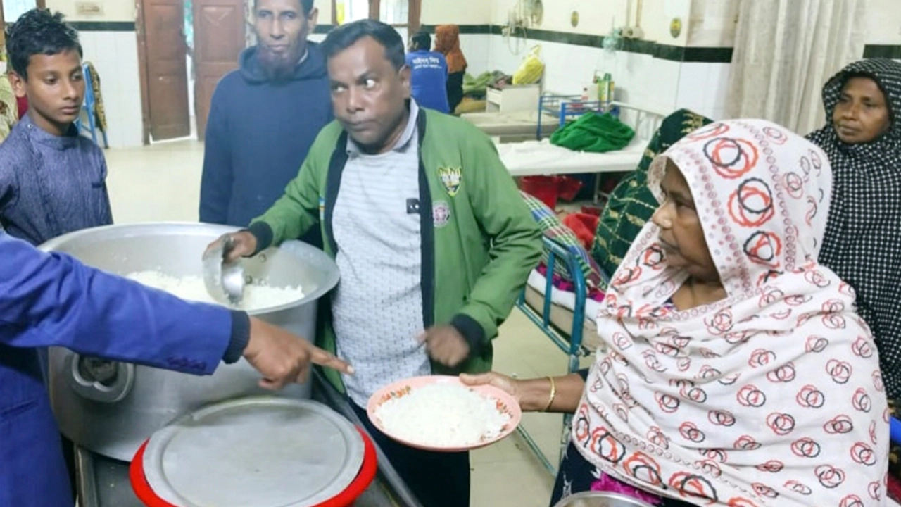 সাতক্ষীরা সদর হাসপাতালে দেওয়া হচ্ছে রোগীদের খাবার। ছবি : কালবেলা