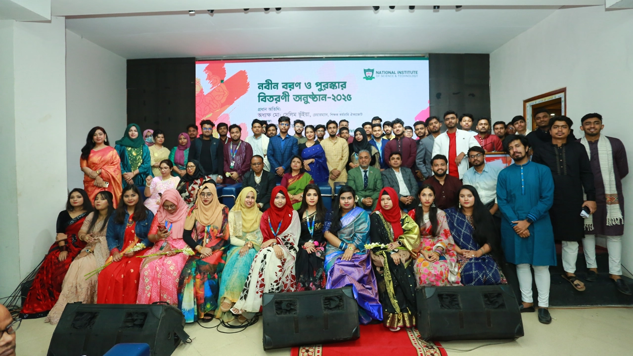 অনুষ্ঠানে নবীন শিক্ষার্থীসহ অতিথিরা। ছবি : কালবেলা