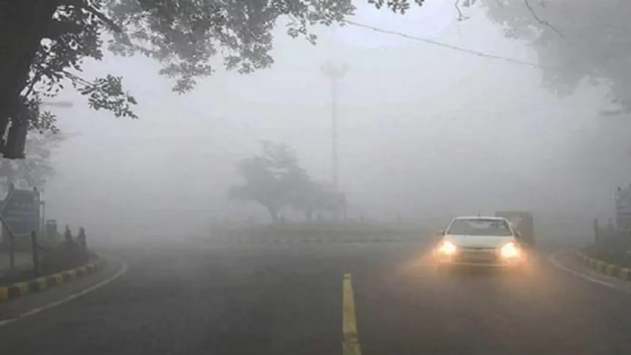 কুয়াশার চাদরে মোড়ানো ঢাকা