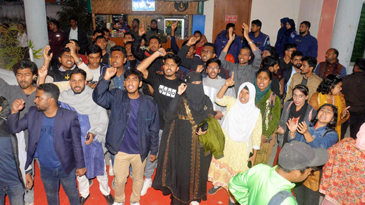 সেমিনার ও আলোচনাসভায় বৈষম্যবিরোধী ছাত্র আন্দোলনের প্রতিনিধির জন্য বসার চেয়ার না রাখায় বিক্ষোভ করেছেন শিক্ষার্থীরা। ছবি : সংগৃহীত