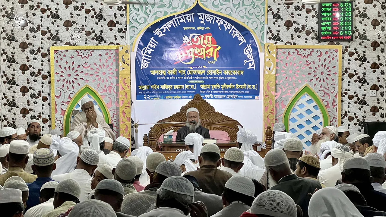 কুমিল্লার মুরাদনগরে খতমে বোখারি ও দোয়া মাহফিলে বক্তব্য দেন কাজী শাহ মোফাজ্জল হোসাইন কায়কোবাদ। ছবি : কালবেলা