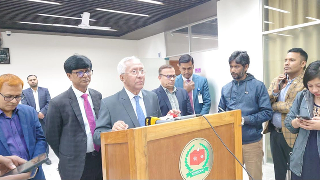 বক্তব্য দিচ্ছেন নির্বাচন কমিশন সচিব আখতার আহমেদ। ছবি : সংগৃহীত