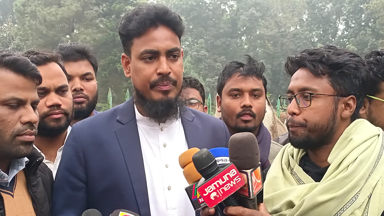 রংপুরে সাংবাদিকদের সঙ্গে আলাপকালে আখতার হোসেন। ছবি : কালবেলা