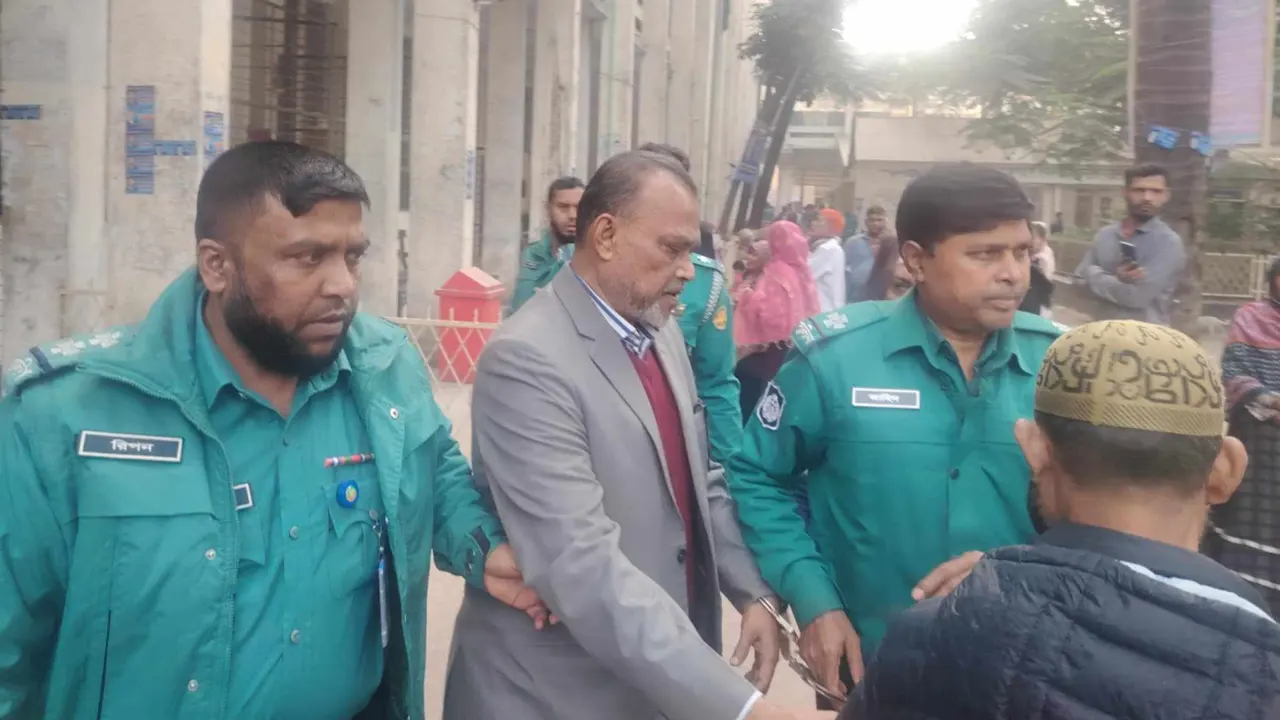 মিজানুর রহমানকে আদালতে তোলা হচ্ছে। গ্রাফিক্স : কালবেলা