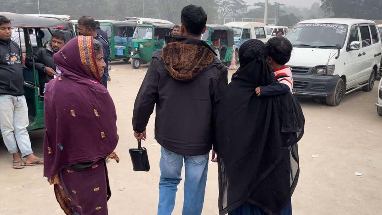 প্রবাসীদের থেকে টাকা নেন না সিলেট বিমানবন্দরের ভিক্ষুকরা। ছবি : কালবেলা