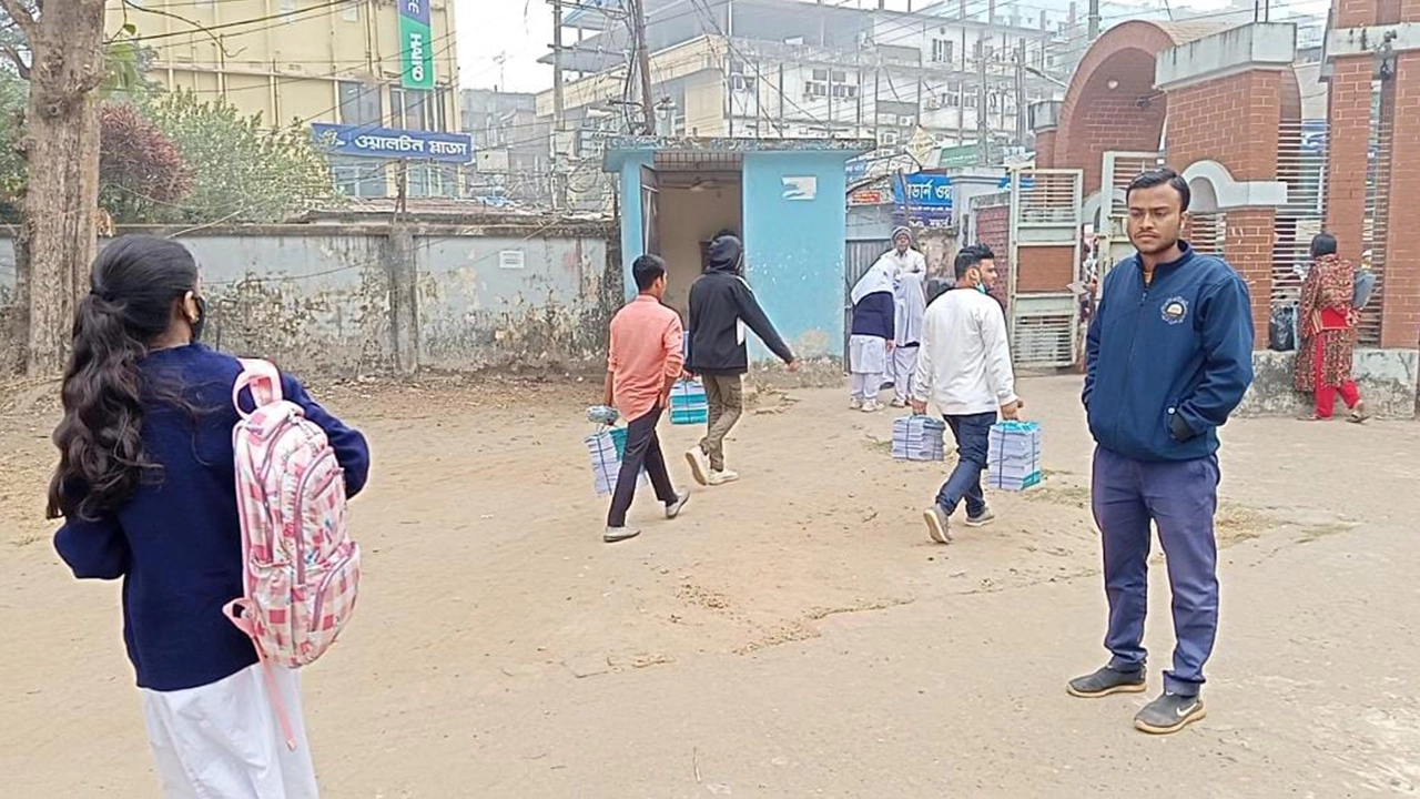 শিক্ষার্থীদের জন্য কিছু সংখ্যক বই নেওয়া হচ্ছে। ছবি : কালবেলা