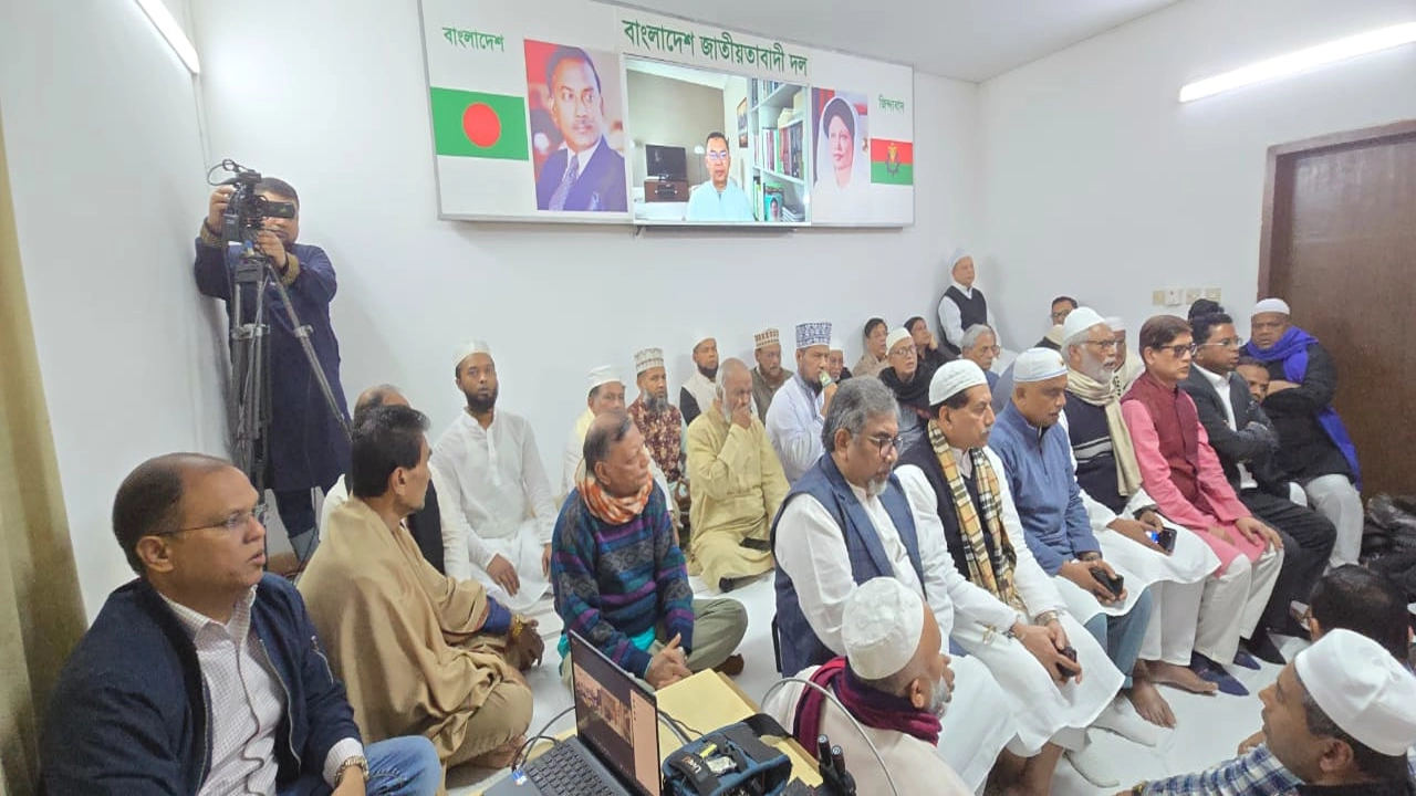 দোয়া মাহফিলে বিএনপির ভারপ্রাপ্ত চেয়ারম্যান তারেক রহমান লন্ডন থেকে ভার্চুয়ালি যুক্ত হন। ছবি : কালবেলা