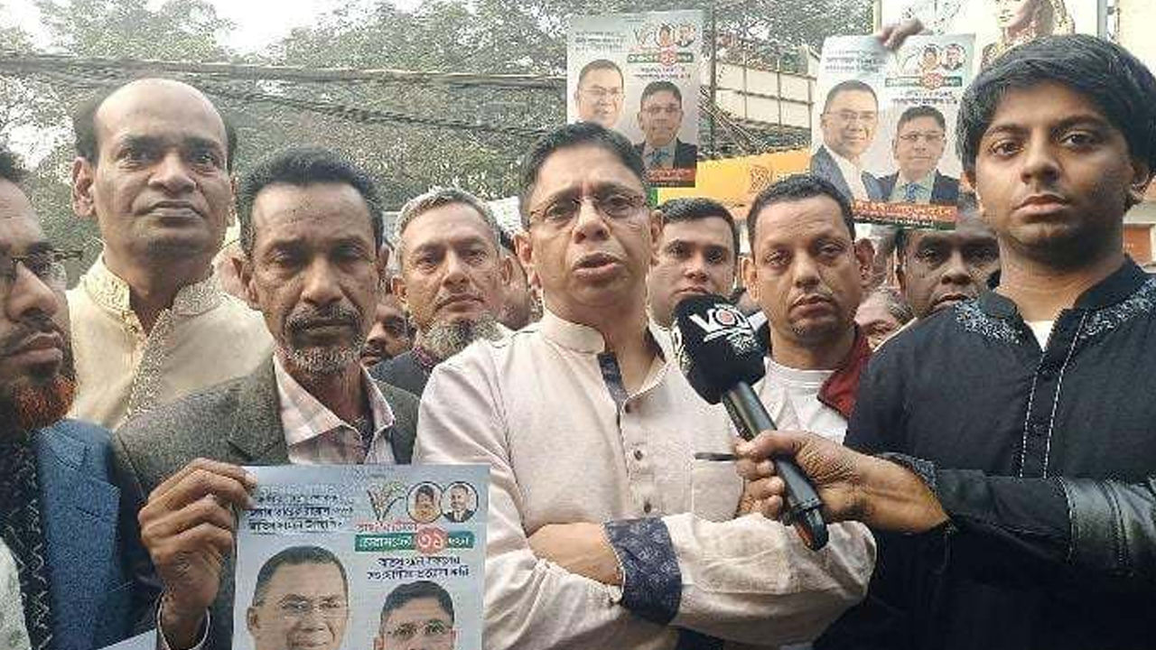 ৩১ দফা বাস্তবায়নের লক্ষ্যে লিফলেট বিতরণ কর্মসূচিতে ব্যারিস্টার নাসির উদ্দিন আহমেদ অসীম। ছবি : কালবেলা