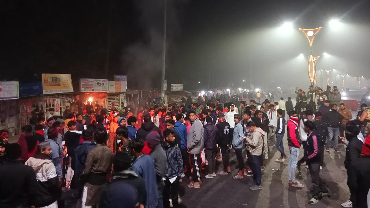 রাবিতে কলেজ শিক্ষার্থী মৃত্যুর ঘটনায় বিক্ষোভ করেছেন স্থানীয়রা। ছবি : কালবেলা