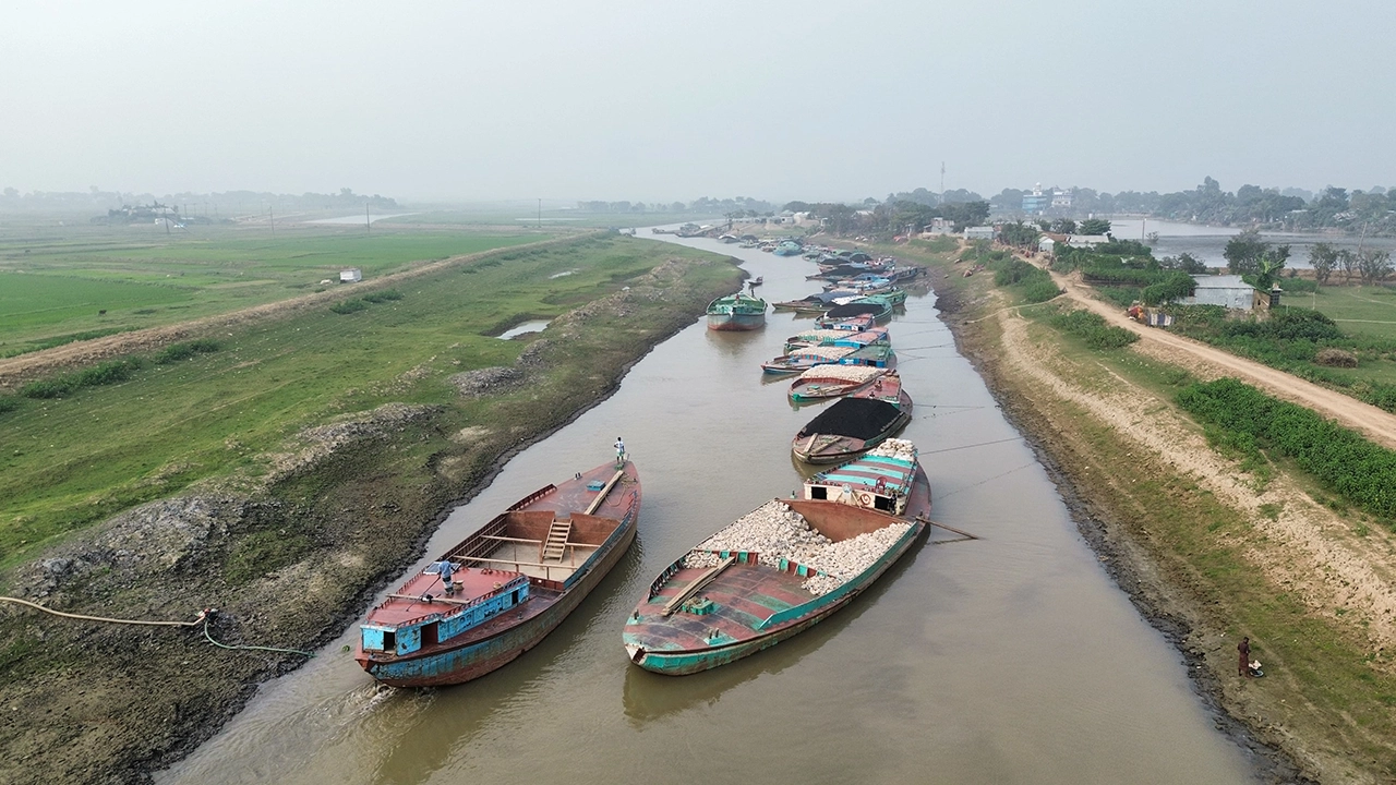 পাটলাই নদীতে তীব্র নৌজটে আটকা পড়েছে ৬ শতাধিক নৌযান। ছবি : কালবেলা