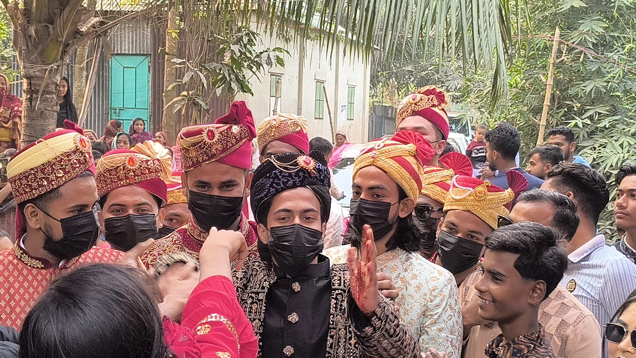বিয়েতে বর সেজে আসেন ২০ জন। ছবি : কালবেলা