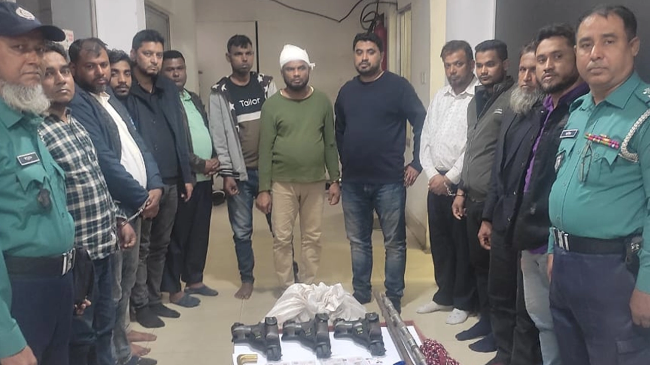 পুলিশের হাতে ডাকাত সন্দেহে আটক ব্যক্তিদের কয়েকজন। ছবি : কালবেলা