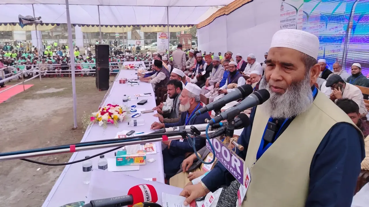 কুমিল্লার দাউদকান্দিতে জামায়াতের কর্মী সম্মেলনে বক্তব্য রাখেন অধ্যাপক মুজিবুর রহমান। ছবি : কালবেলা