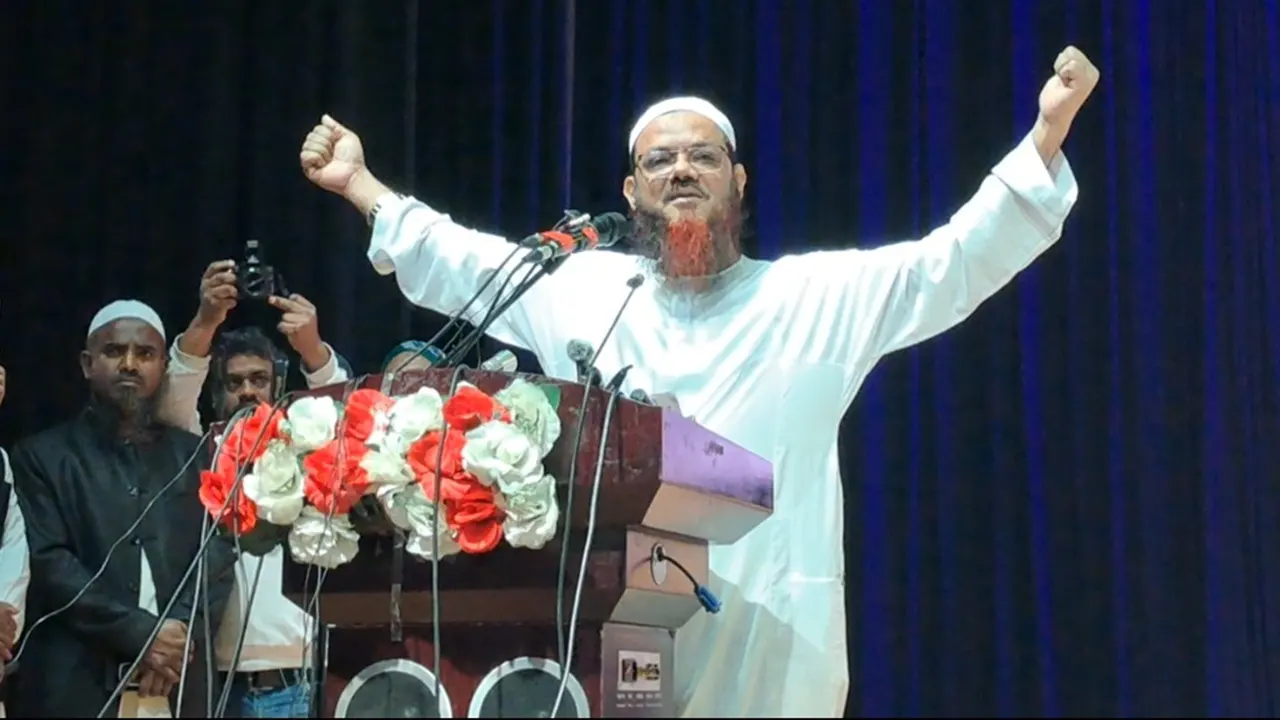 নারায়ণগঞ্জে ইসলামী আন্দোলনের সম্মেলন বক্তব্য রাখছেন মুফতি সৈয়দ মুহাম্মদ ফয়জুল করীম। ছবি : কালবেলা