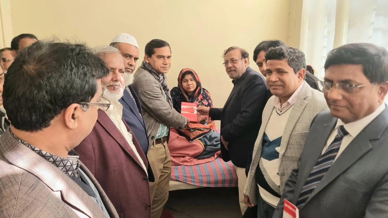 হৃদ্‌রোগ প্রতিরোধে সহায়তা পুস্তিকা বিতরণ করেন অতিথিরা। ছবি : কালবেলা