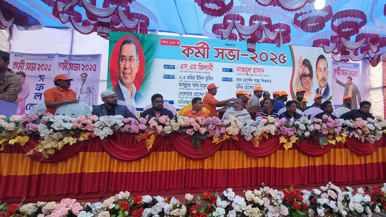 ডেমরার স্টাফ কোয়ার্টার জামে মসজিদের সামনে কর্মিসভায় স্বেচ্ছাসেবক দলের কেন্দ্রীয় সভাপতি এস এম জিলানীসহ অতিথিরা। ছবি : কালবেলা