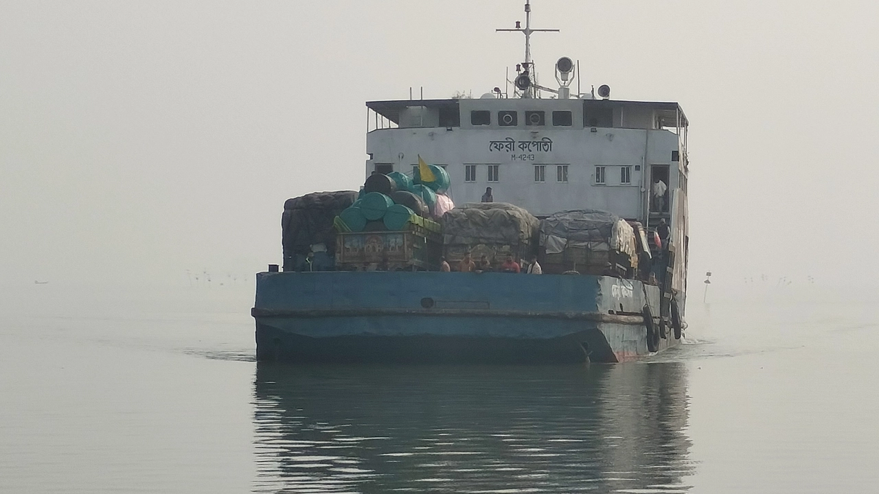 ঘন কুয়াশা কেটে যাওয়ায় ফেরি চলাচল স্বাভাবিক হয়েছে। ছবি : সংগৃহীত