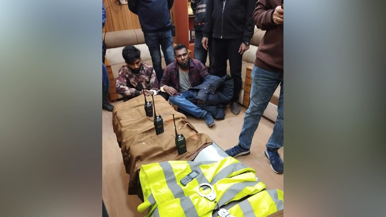 গ্রেপ্তার দুই ভুয়া ডিবি পুলিশ সদস্য। ছবি : কালবেলা
