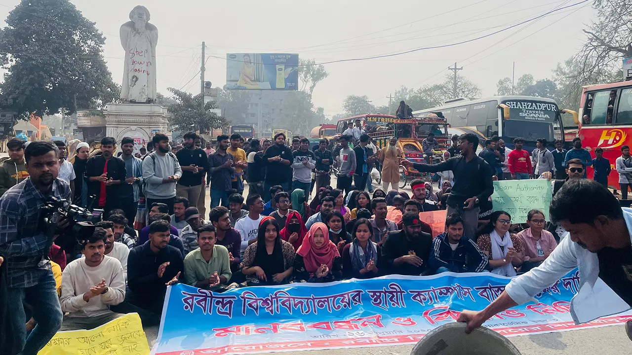 মহাসড়ক অবরোধ করে রাখেন রবীন্দ্র বিশ্ববিদ্যালয়ের শিক্ষার্থীরা। ছবি : কালবেলা