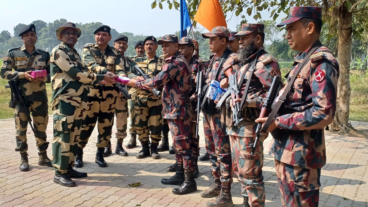 সীমান্তে বিজিবি-বিএসএফ মিষ্টি বিনিময়। ছবি : কালবেলা
