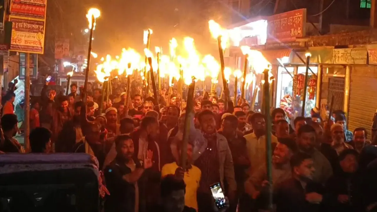 ব্রাহ্মণবাড়িয়ায় সম্মেলনের প্রতিবাদে মশাল মিছিল করে বিএনপির একাংশ। ছবি : কালবেলা