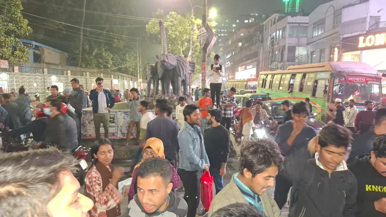 সায়েন্সল্যাবে শিক্ষার্থীদের অবরোধ। ছবি : কালবেলা