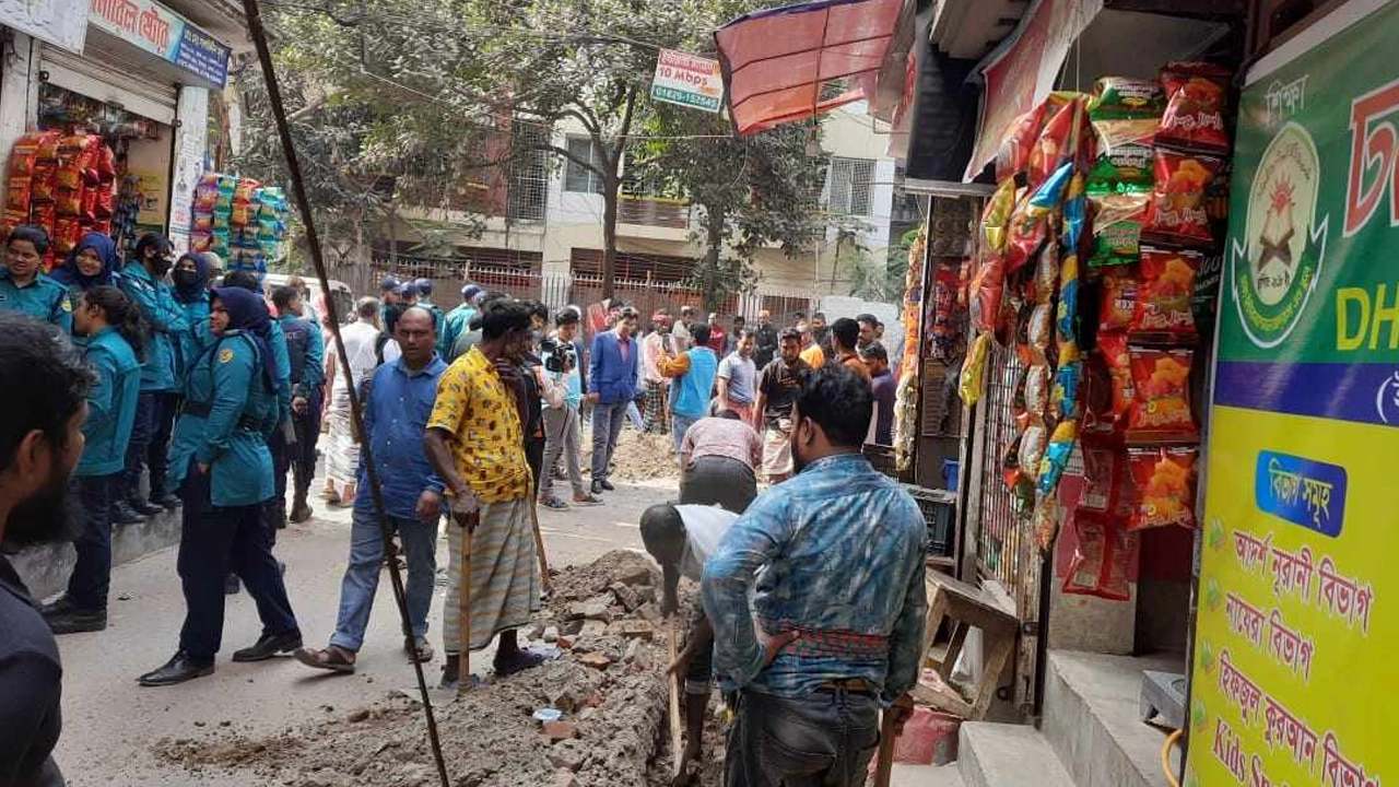 মিরপুরে অবৈধ গ্যাস সংযোগ বিচ্ছিন্নে অভিযান। ছবি : কালবেলা