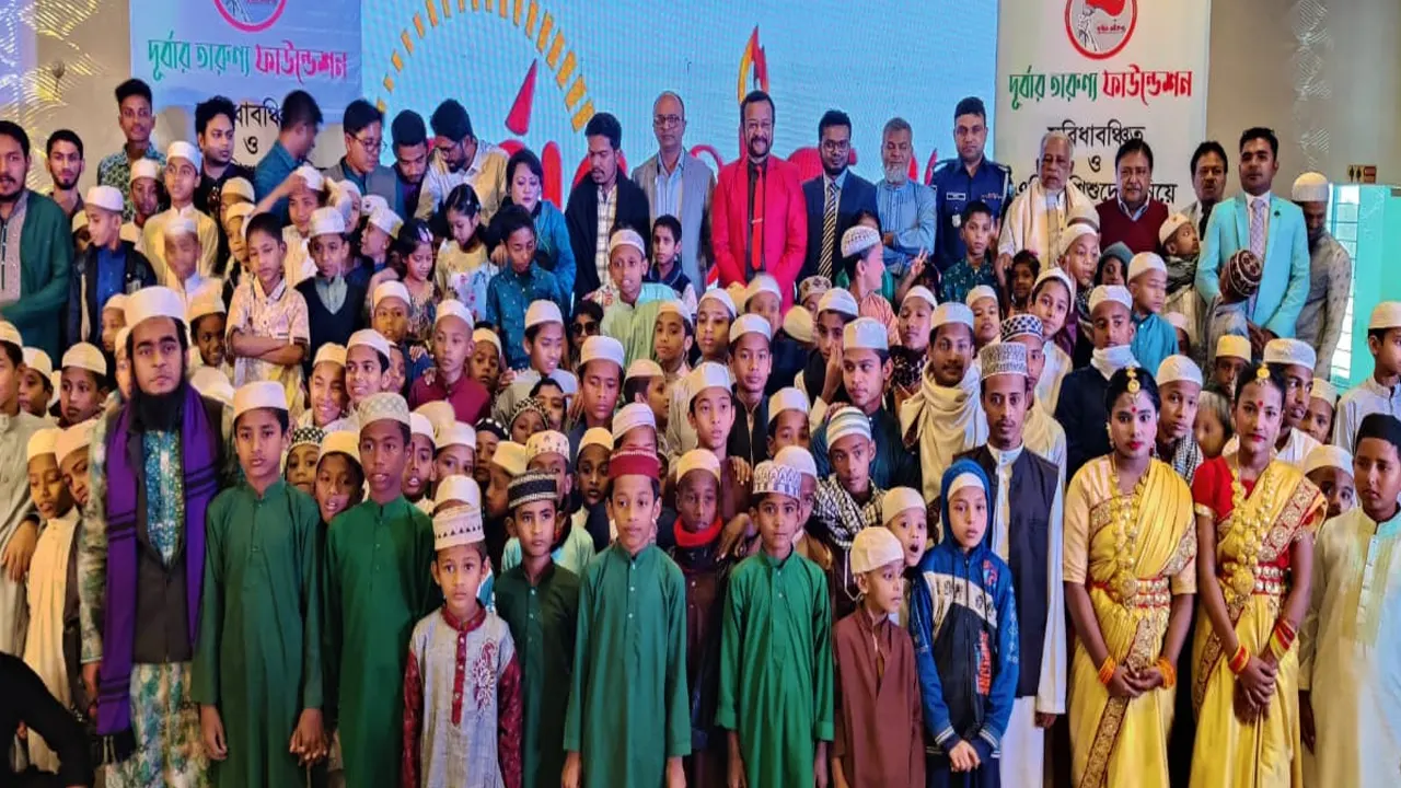দুই শতাধিক সুবিধাবঞ্চিত ও এতিম শিশুর কক্সবাজার ভ্রমণ। ছবি : কালবেলা