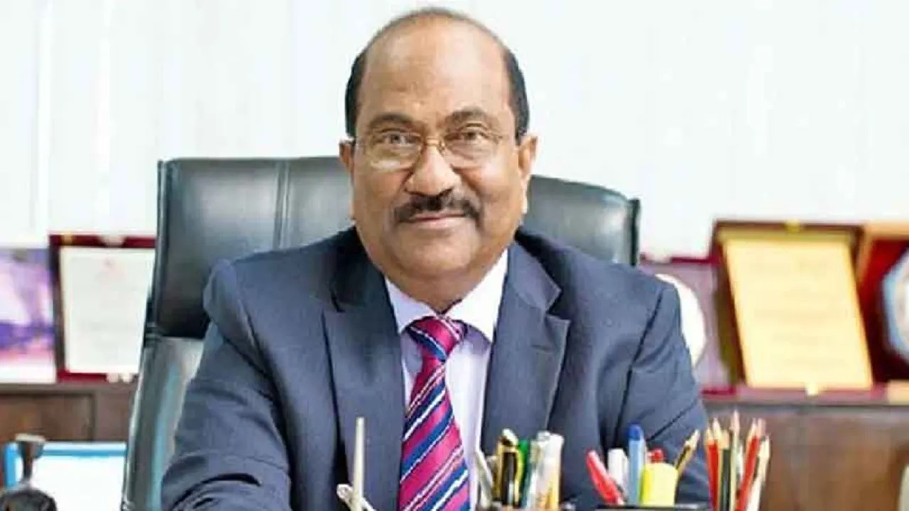 বাংলাদেশ ব্যাংকের সাবেক ডেপুটি গভর্নর সিতাংশু কুমার সুর চৌধুরী (এসকে সুর)। পুরোনো ছবি