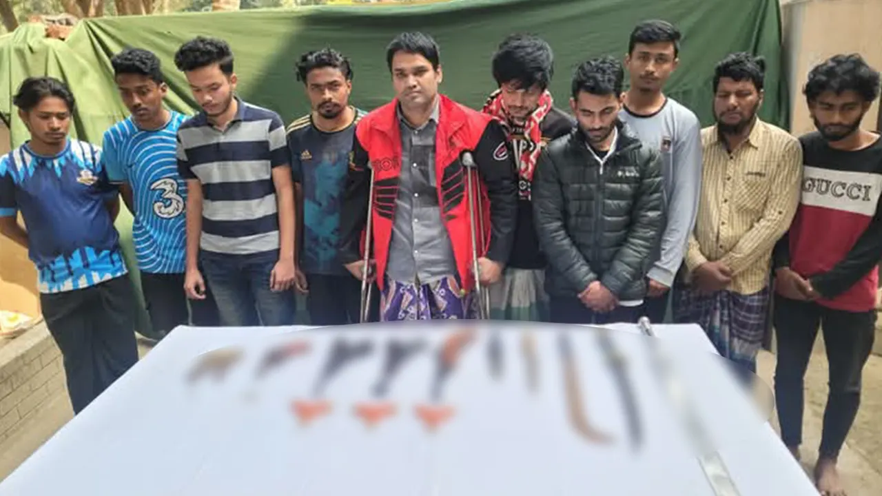 কুমিল্লা নগরীর বিভিন্ন এলাকায় অভিযান চালিয়ে দেশি-বিদেশি বিপুল অস্ত্রসহ ১০ জন গ্রেপ্তার। ছবি : সংগৃহীত