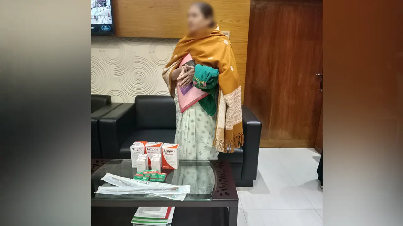 রাজশাহী মেডিকেল কলেজ (রামেক) হাসপাতালে সরকারি ওষুধ চুরি করে পালানোর সময় এক নারী আটক। ছবি : কালবেলা