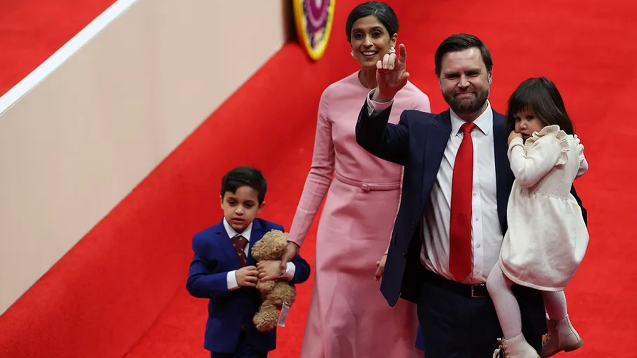 স্ত্রী ঊষা চিলুকুরি ভ্যান্স ও সন্তানসহ যুক্তরাষ্ট্রের ভাইস প্রেসিডেন্ট জে ডি ভ্যান্স