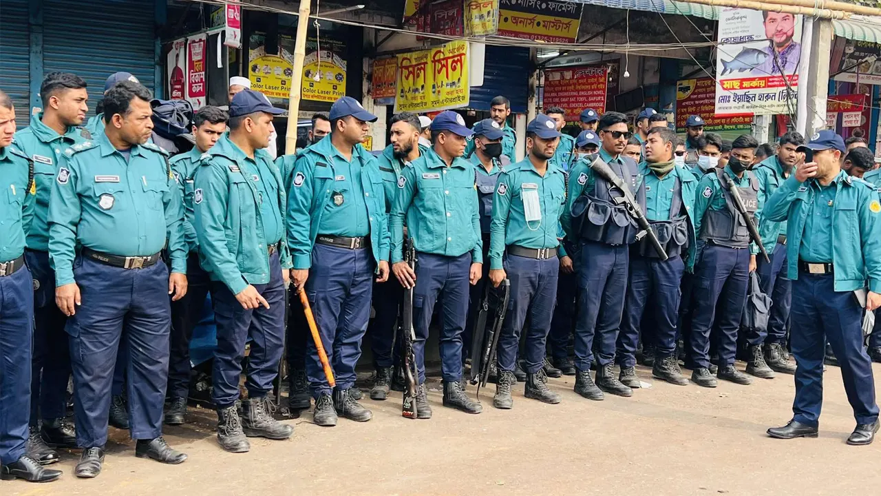 নীলক্ষেতে অতিরিক্ত পুলিশ মোতায়েন