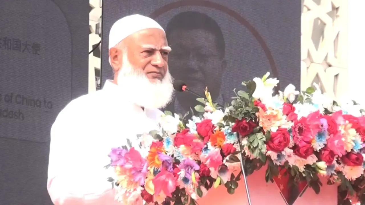 গাজীপুরে শীতবস্ত্র ও খাদ্যসামগ্রী বিতরণ অনুষ্ঠানে বক্তব্য দেন ডা. শফিকুর রহমান। ছবি : কালবেলা